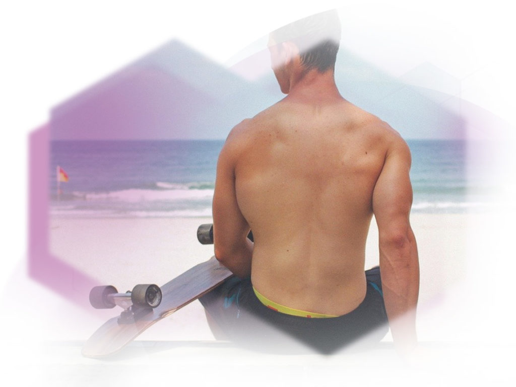 Mann am Strand mit Skateboard und einem haarloser Rücken